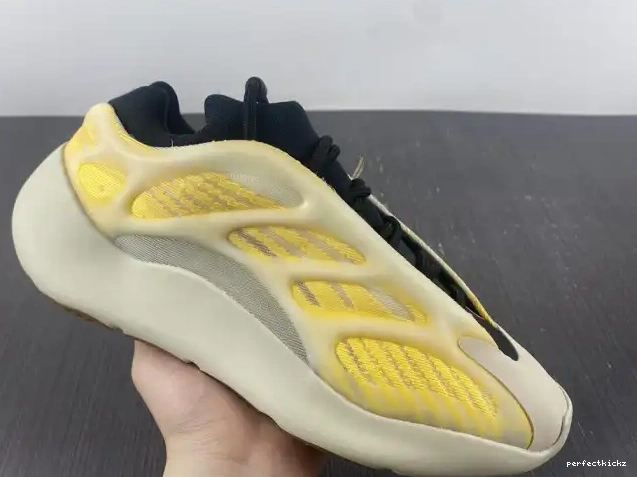 V3 700 Safflower Mono Adidas HP5425 Yeezy 0529